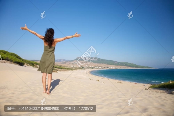 穿綠衣服的女人在博洛尼亞海灘