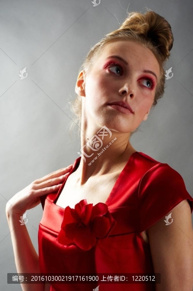 穿著紅色裙子的性感苗條的女人
