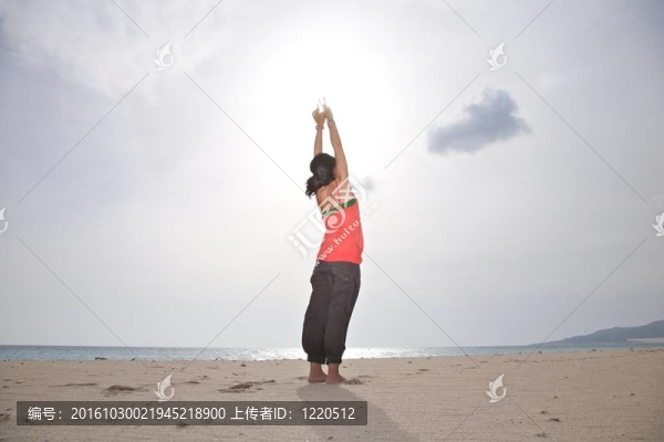 在塔里海灘觸摸太陽(yáng)
