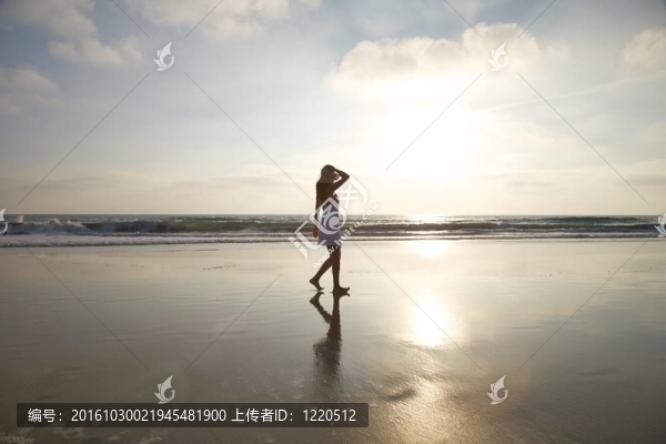 在金色海灘上散步
