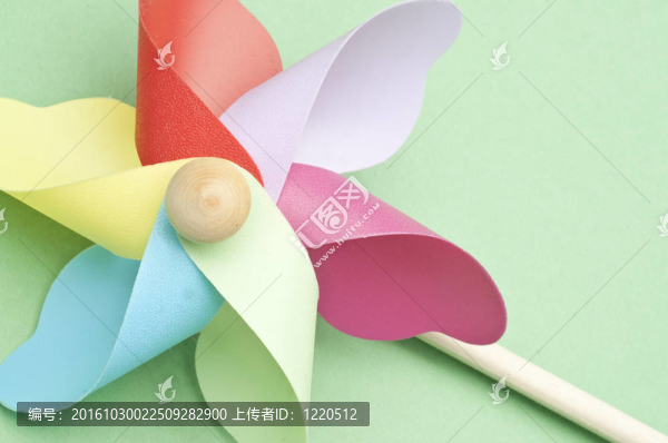 風(fēng)車在綠色的蠟筆