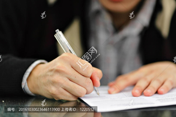簽字筆的手