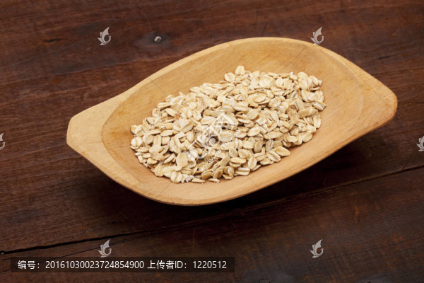 木碗里的燕麥