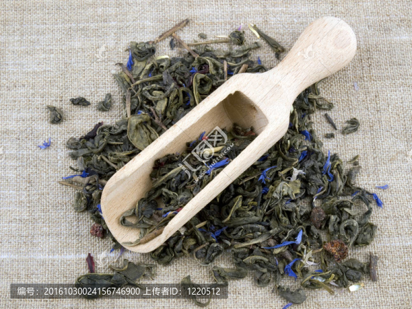 亞麻背景的綠茶和木鏟