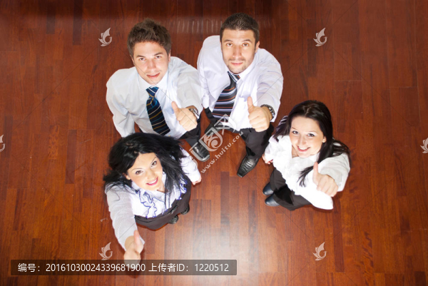 商界人士給出大拇指的觀點