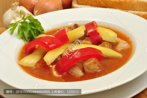 黃色和紅辣椒一些牛肉湯