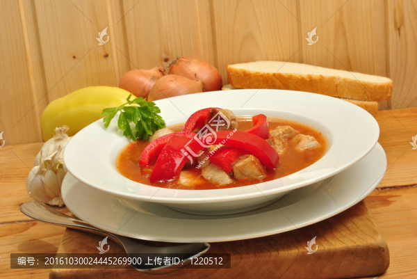 辣椒粉和面包一些牛肉湯
