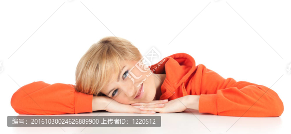 微笑的橙色運動衫罩的年輕金發(fā)女子