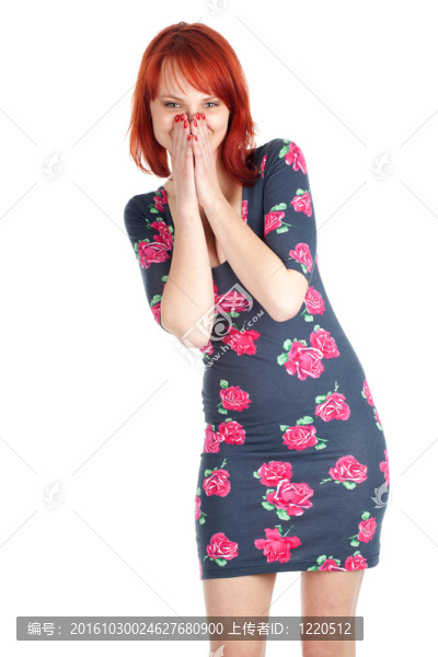 微笑的年輕的紅頭發(fā)女人手掌放在嘴里