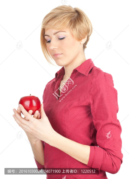 體貼的年輕漂亮的女人與紅蘋果