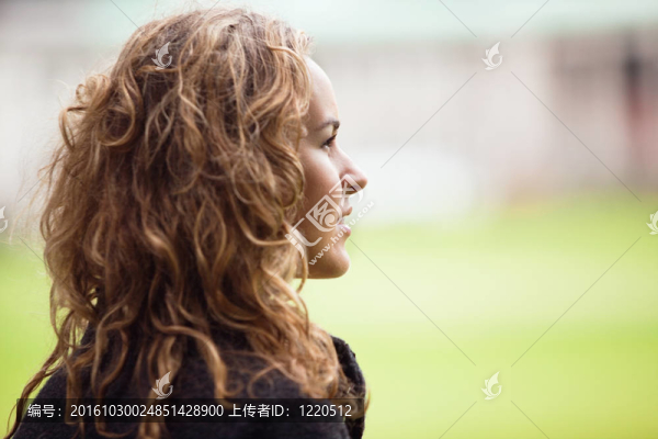 沉思的年輕女子望著遠方