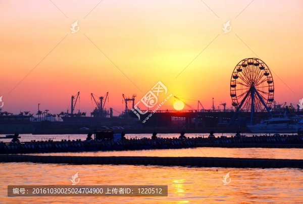 高雄港日落與Ferris,Wheel