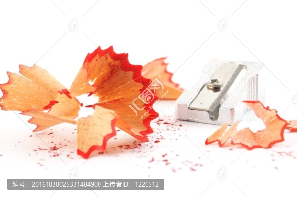紅色的蠟筆和刨花