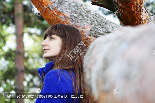 可愛的微笑的女人的肖像