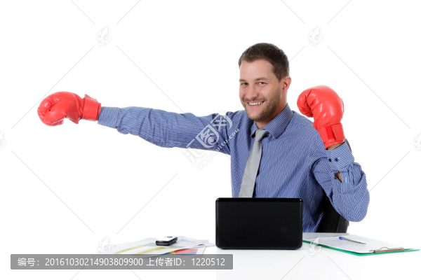 年輕的白人商人；拳擊手套