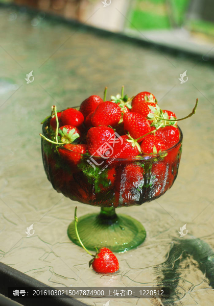Strawberry在一個(gè)水果碗里