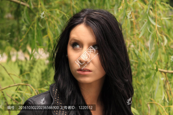 dairk頭發(fā)的年輕女子