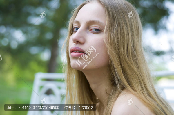 年輕的金發(fā)
