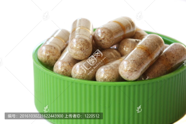 充滿維他命藥丸的綠色帽子