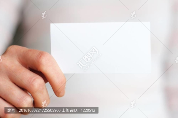 手和空白紙分隔開的