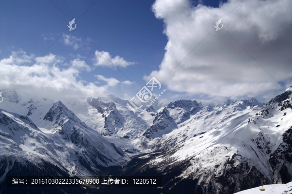 高加索山脈。棟巴伊