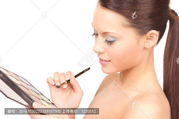 可愛的女人與調色板和畫筆