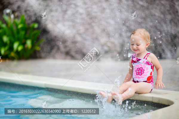 小女孩度假