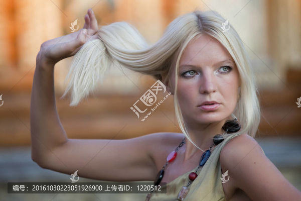 美麗的女人拿著她的頭發(fā)