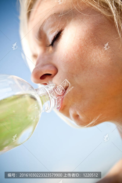 女子的飲用水