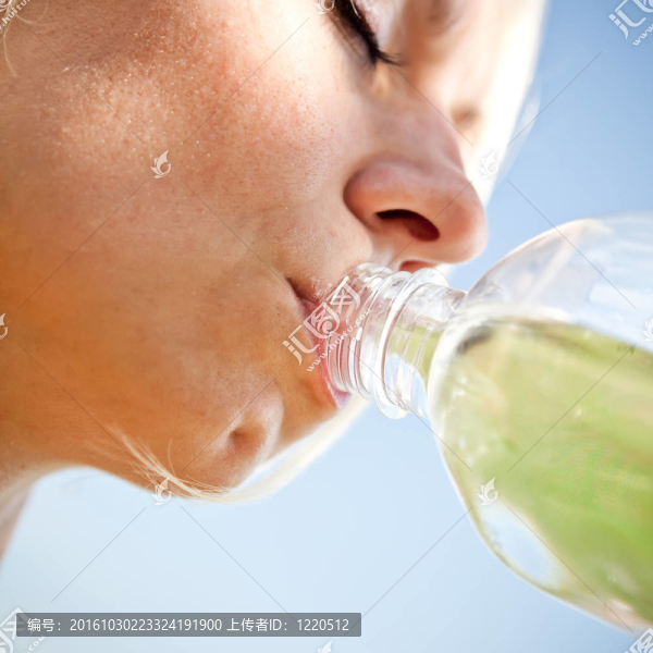 女子的飲用水