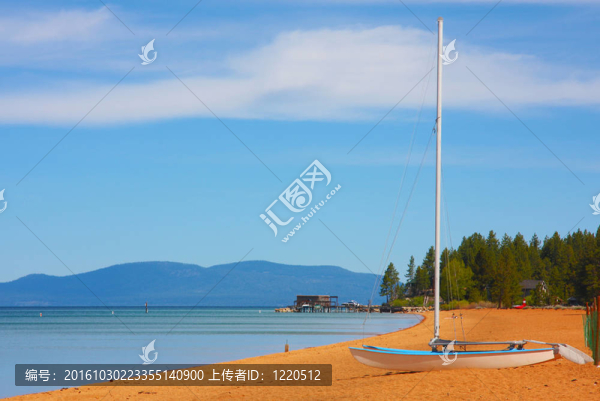 海灘上的雙體船