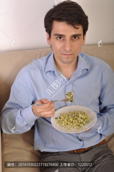 男人吃午飯