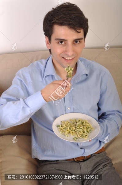 男人吃午飯