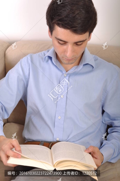 讀一本書的人
