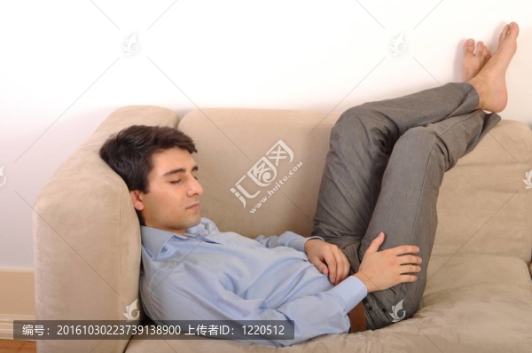 躺在沙發(fā)上的男人