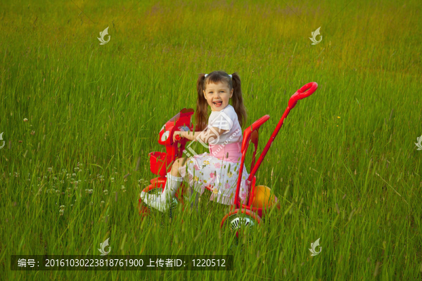小女孩在田野上騎自行車(chē)