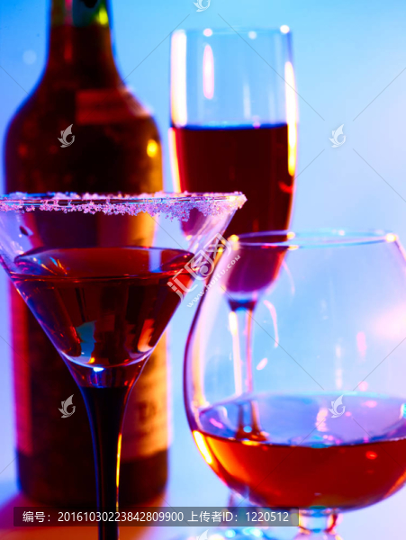 桌子上的酒瓶和玻璃杯