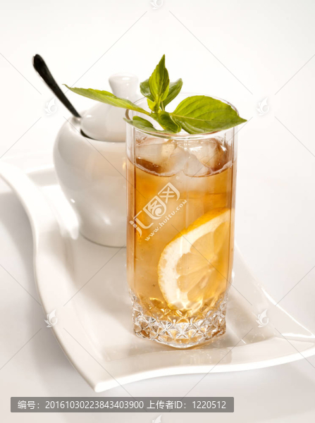 加冰的綠茶，盤子上的薄荷和檸檬
