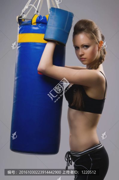 拳擊手套中的女人