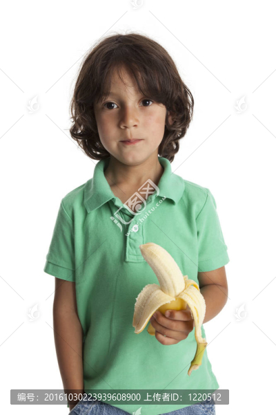 小男孩拿著一根香蕉