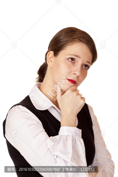 沉思的女商人抱著雙臂思考解決問題。
