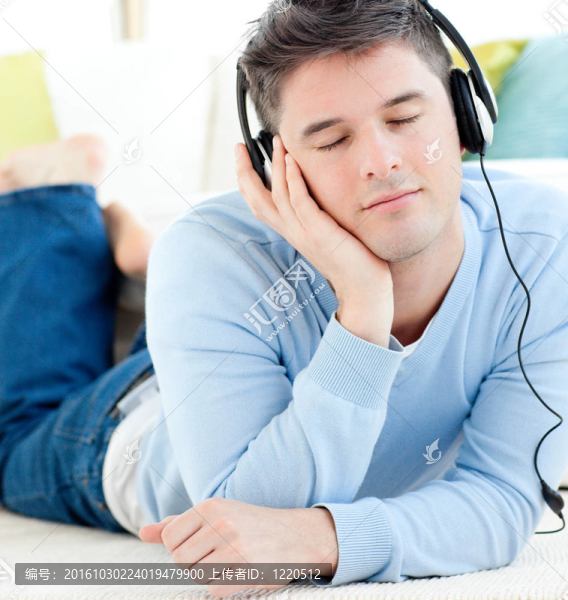 吸引人的人聽音樂(lè)