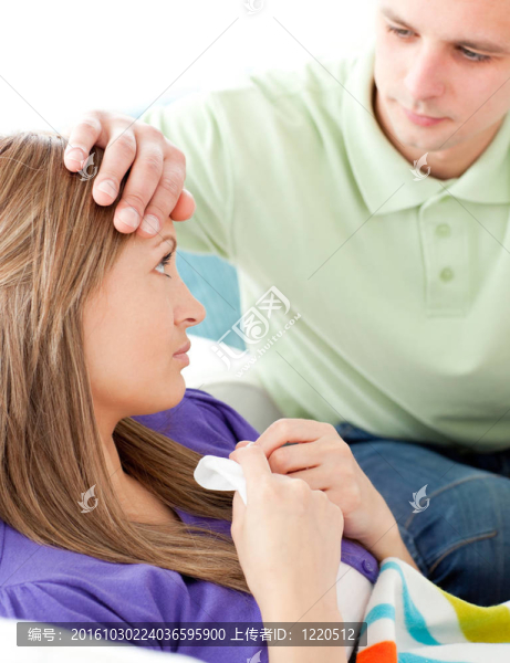 克洛了擔(dān)憂的人在客廳里感覺(jué)他不健康的女朋友的溫度