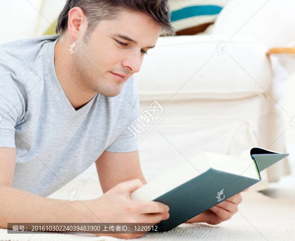 有興趣的年輕人躺在地板上看書