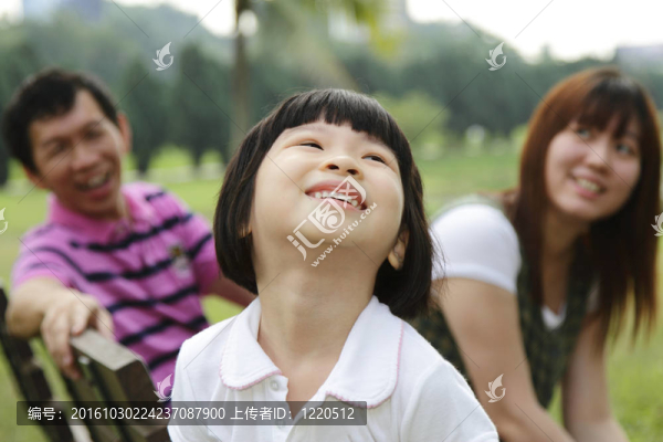 一個(gè)快樂(lè)的亞洲家庭在一個(gè)公園里