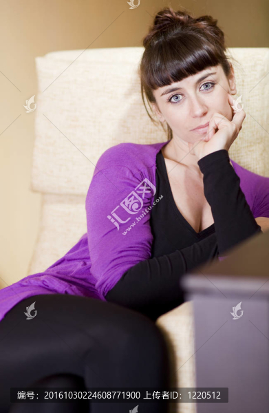 在沙發(fā)上一個(gè)客廳的房子漂亮的年輕女人