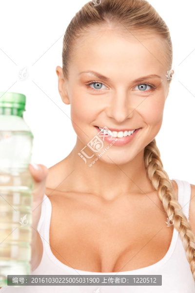 漂亮的女人帶著一瓶水
