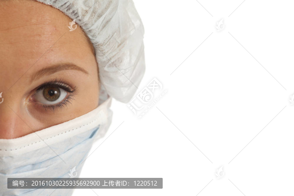 戴面具和帽子的年輕護士