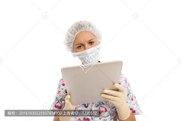 年輕的護士在電腦上