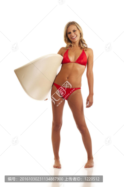 年輕的女人抱著沖浪板